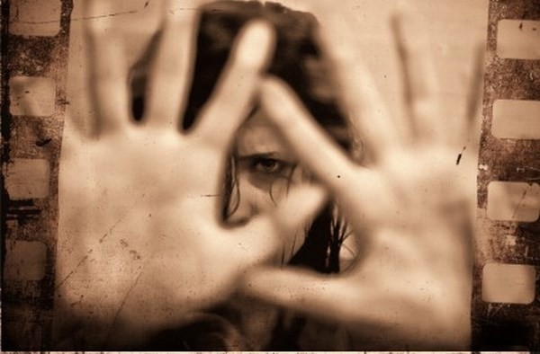 Sventata violenza a una donna, era già sotto casa con coltello e acido