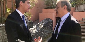 Il leader venezuelano dell&#039;opposizione, Juan Guaido, con il vice ministro degli esteri italiano Ricardo Merlo, presso l&#039;ambasciata italiana a Caracas