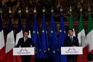 El primer ministro de Italia Giuseppe Conte con el presidente francés Emmanuel Macron participa en una conferencia de prensa conjunta al final de la cumbre intergubernamental Italia-Francia. en Nápoles (Italia)