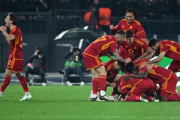 Europa League: la Roma batte il Milan 2-1 e in dieci vola in semifinale