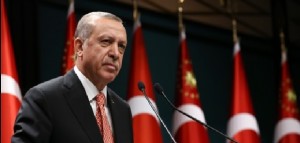 Erdogan denuncia un complotto Usa per defenestrarlo «Hanno fallito un golpe, tentano con il dollaro»