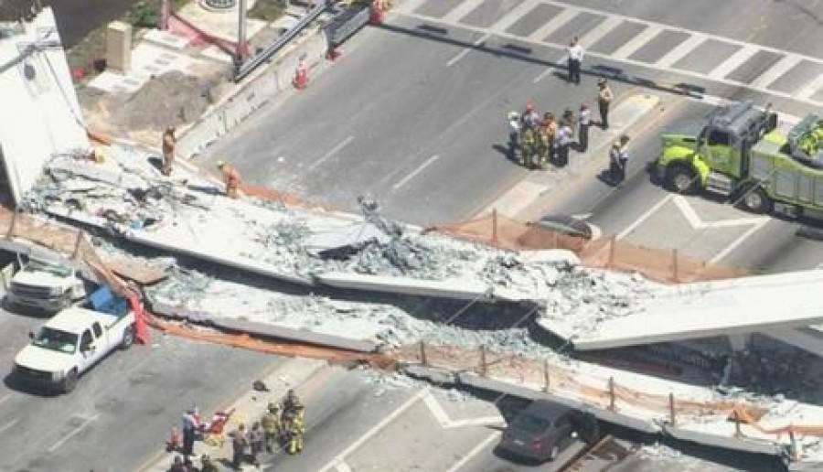 El puente peatonal colapsado en Miami, según una imagen difundida por un televisora local