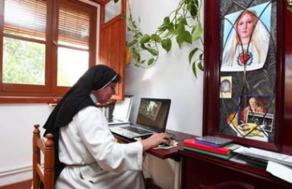 El Papa a las monjas de clausura: &quot;El uso de Internet, pero con prudencia&quot; y pone orden en los conventos de clausura con una nueva Constitución