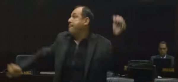 Un diputado chavista le arroja a otro un micrófono en pleno Parlamento venezolano