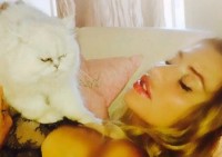 Valeria Marini e il suo gatto 