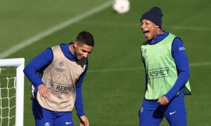 Il difensore marocchino Achraf Hakimi e l&#039;attaccante francese Kylian Mbappe in una sessione di allenamento per il Paris Saint-Germain 