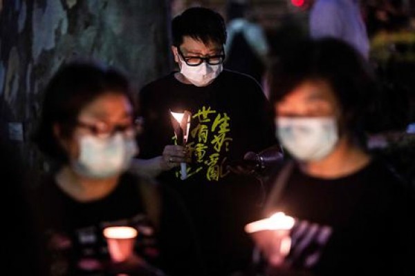Hong Kong, la polizia reprime  i manifestanti per Tienanmen