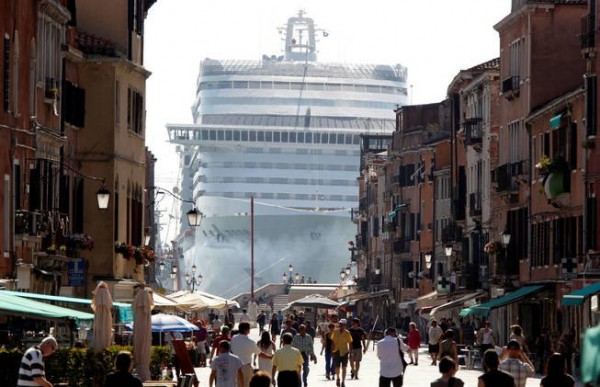 Italia aprueba un plan para alejar el paso de los cruceros frente a Venecia