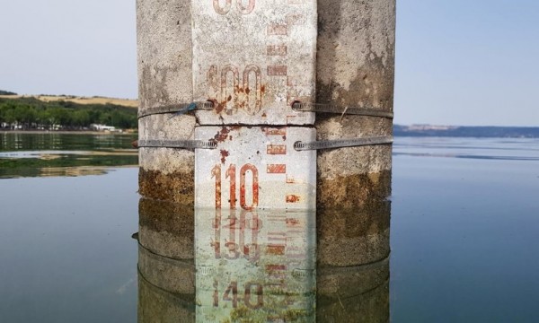 La siccità ha fatto precipitare il livello del lago di Bracciano