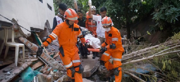 Sono più di 800 le vittime dello tsunami in Indonesia. E in centinaia restano sotto le macerie