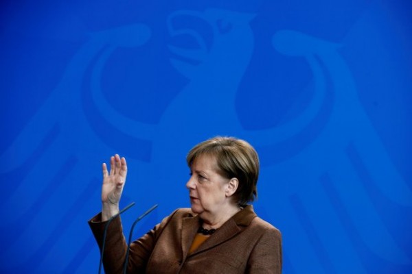 La canciller Angela Merkel se dirige a una conferencia de prensa en la Cancillería de Berlín, Alemania, el 28 de febrero de 2018. 