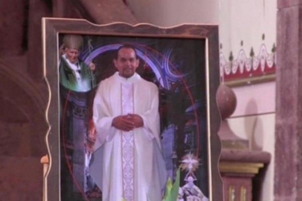 Un’immagine di padre Lopez Guillen nella sua parrocchia a Junuamato.