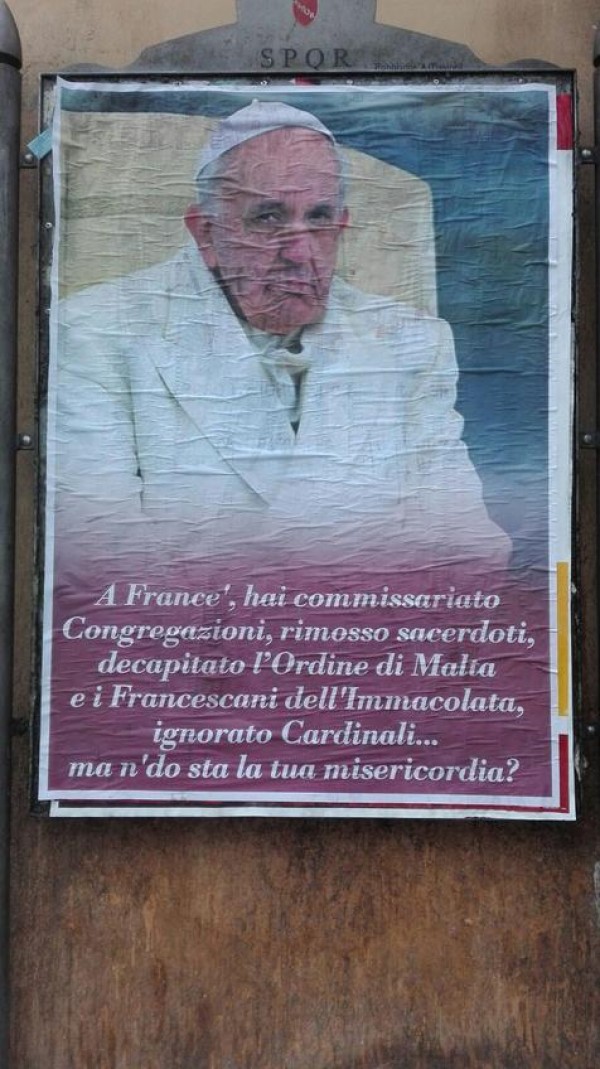 Afiches en Roma con críticas a Francisco
