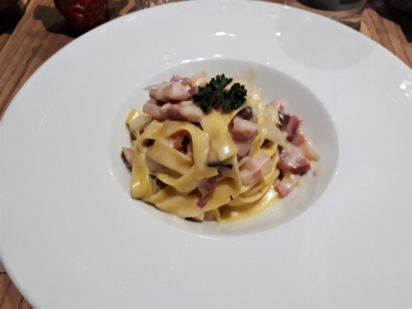 Tagliatelle de radicchio y panceta famosa en Padua