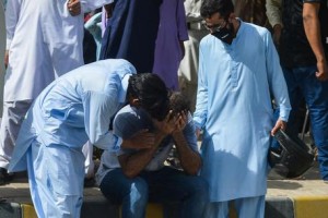 Pakistan: aereo passeggeri precipita a Karachi. Ci sono almeno 3 sopravvissuti