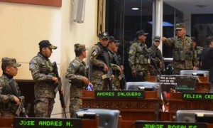 Presidente de El Salvador lleva Ejército al Congreso exigiendo presupuesto y piden intervención de la OEA