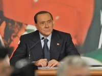 Fra i due litiganti Berlusconi gode