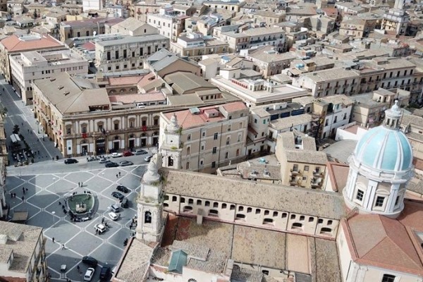 Caltanissetta Leonardo Sciascia lo llamó una &quot;pequeña Atenas&quot;.