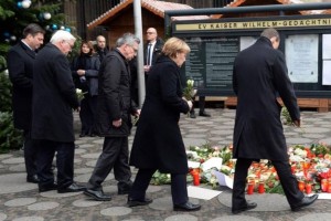 Angela Merkel sul luogo della strage a Berlino