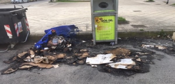 Pulsano (Taranto) - Roghi di cassonetti, le proteste di Di Lena