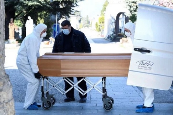 Italia registra 651 muertes en un día por coronavirus para un total de 5.476 Miles de médicos responden a llamado en Italia