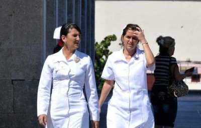 Enfermeras en calles de La Habana 