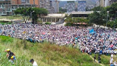 Polizia blocca e poi sblocca marcia silenzio a Caracas
