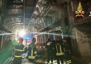 Crolla un ballatoio a Scampia. Due morti e 13 feriti gravi