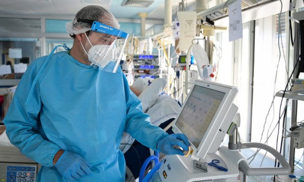 Coronavirus in Italia 49.571 casi Covid e 121 morti, la positività scende al 17,1%: bollettino 30 luglio