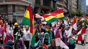 Bolivia la gente felice festeggia le dimissioni di Evo Morales