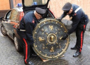 Carabineros italianos recuperan el &quot;escudo de Garibaldi&quot;