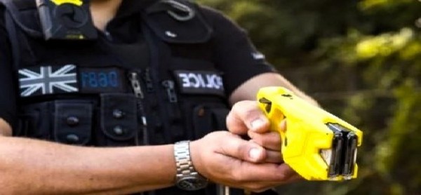 Immigrato ferisce poliziotto e il collega gli spara. Sap «occorre il taser»