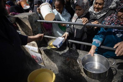 Palestinos en un campo de refugiados de Rafah.