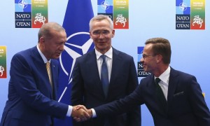 Il presidente turco Erdogan, il primo ministro svedese Kristersson si stringono la mano vicino al segretario della Nato, Stoltenberg 