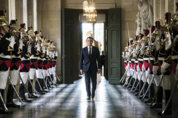 Covid: Macron lascia l&#039;Eliseo in isolamento a Versailles