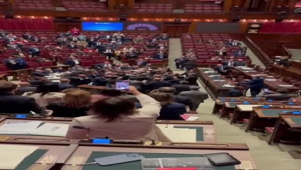 Autonomia, alla Camera rissa per il Tricolore