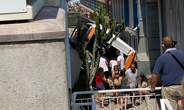 Minibus precipita a Capri: muore l&#039;autista, 19 feriti