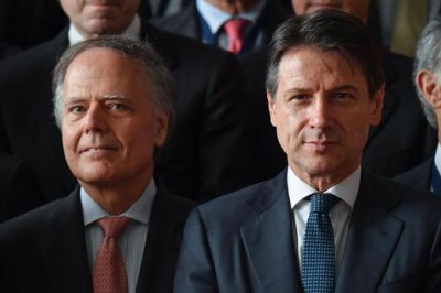 El ministro del Exterior, Enzo Moavero Milanesi, y el presidente italiano, Giuseppe Conte, en la foto de grupo de la XIII Conferencia de Embajadores y Embajadoras de Italia