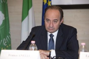 Franco Anelli, rector de la Universidad Católica, en la apertura de la reunión sobre diplomacia 
