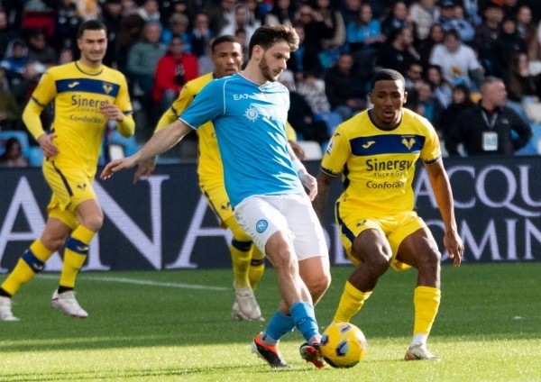 Napoli-Verona 2-1, Ngonge e Kvara ribaltano la gara