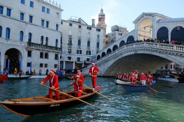 La Navidad llega a Venecia con decenas de Santas recorriendo calles y canales