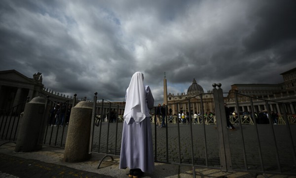 Una suora in piazza San Pietro il giorno dopo il ricovero al Gemelli di Papa Francesco  