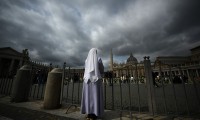 Una suora in piazza San Pietro il giorno dopo il ricovero al Gemelli di Papa Francesco  