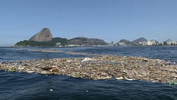 Rio de Janeiro: Giochi Olimpici 2016 tra i rifiuti, allarme inquinamento a Guanabara Bay