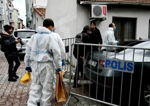 Polizia scientifica al lavoro dopo l&#039;attacco alla chiesa di Santa Maria, a Istanbul 