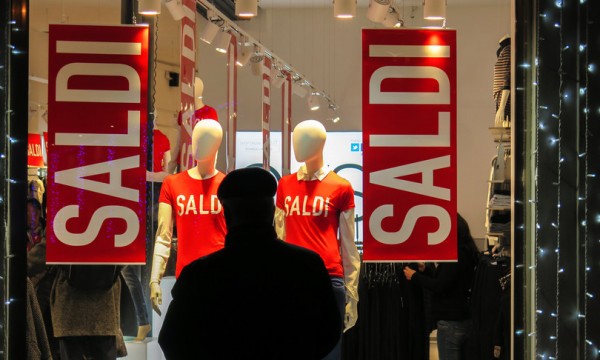 Gli italiani hanno voglia di fare acquisti, ma hanno paura di spendere