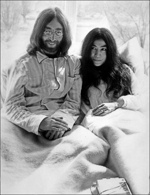 John Lennon con Yoko Ono ad Amsterdam nel 1969 durante uno dei loro &#039;Bed In&#039; 
