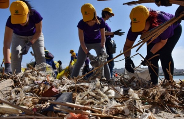 Rifiuti nelle spiagge italiane: situazione critica in molti arenili. Dossier Legambiente