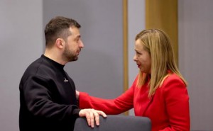 La premier italiana, Giorgia Meloni, junto al presidente ucraniano, Volodimir Zelensky, encuentro en Bruselas el 9 de febrero