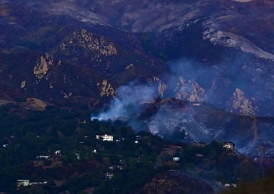  Il fumo si alza da Palisades in fiamme vicino alle case di Topanga, una comunità nella parte occidentale della contea di Los Angeles, in California